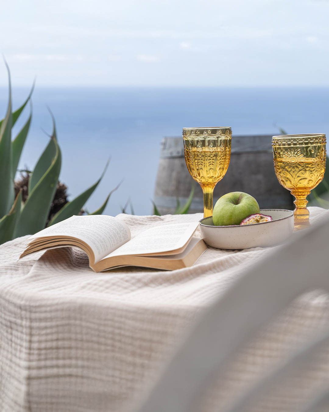Angolo colazione in B&B pugliese con ceramiche colorate – fotografia d'interni in Puglia