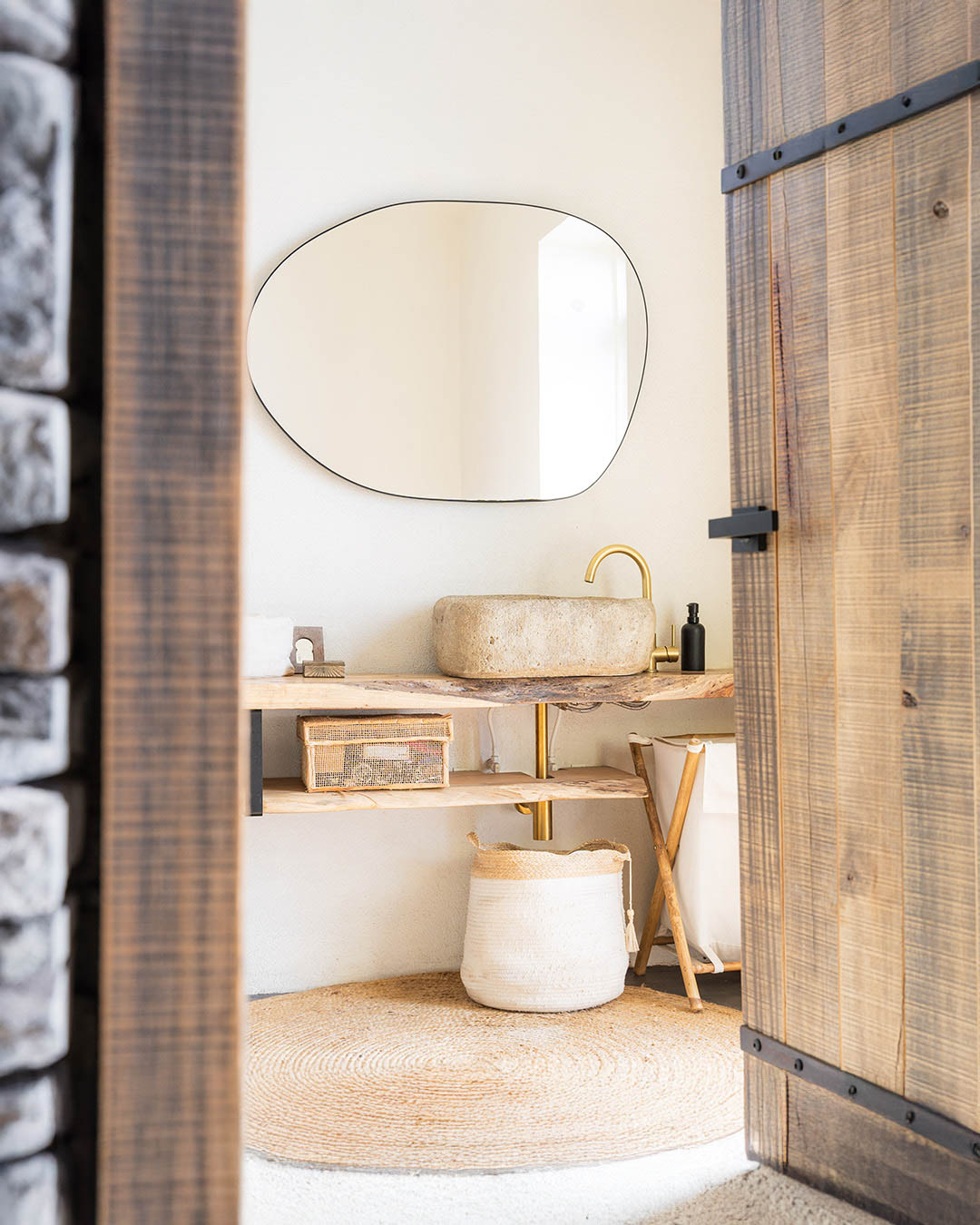 Bagno in calce bianca, stile tipico pugliese – fotografia di interni autentici in Puglia