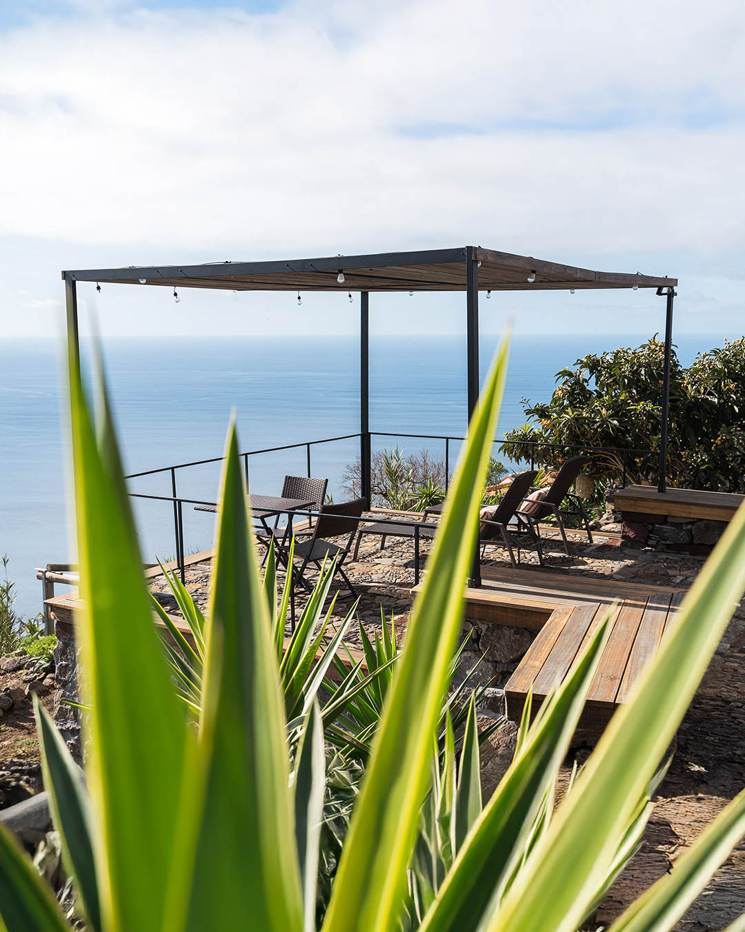 Giardino tranquillo al tramonto in un B&B pugliese – fotografia outdoor in Salento