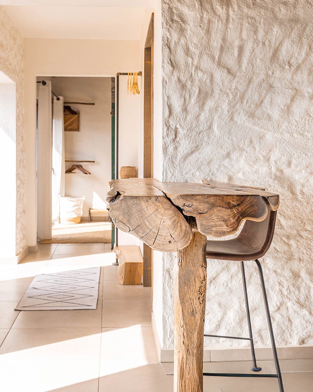 Interno trullo in Valle d’Itria fotografato con luce naturale – tavolo in ulivo